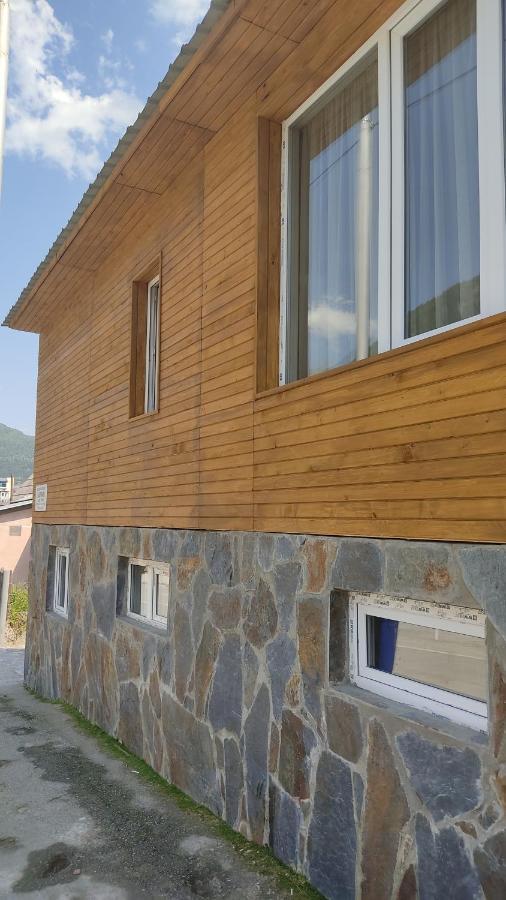 Guesthouse Mabu - 4 Newly Built Rooms In The Heart Of Местия Екстериор снимка